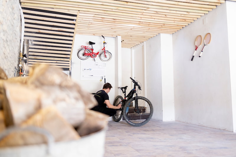 Casa rural moderna Navarra rincón para arreglar bicis